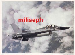 Lot De 2 Photos - Avion  F-16 Multirole Fighter - USAF -     (2944) - Aviazione