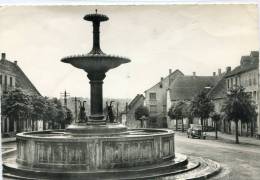 CPSM 67  SARRE UNION LA FONTAINE 1959  Grand Format Vieille Voiture - Sarre-Union