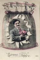 Delcampe - CPA - FANTAISIE - BONNE ANNEE - Un Homme Tenant Des Roses Au Milieur D'une Bourse - Neujahr