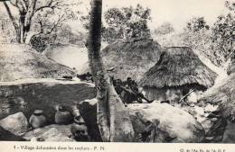 DAHOMEY   Village Dahoméen Dans Les Rochers - Dahomey