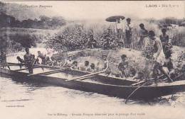 LAOS CAMBODGE INDOCHINE VIETNAM SUR LE MEKONG GRANDE PIROGUE DESARMEE POUR LE PASSAGE D UN RAPIDE  Collection Raquez - Laos