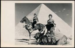 MISS UNIVERS 1954 AND MISS COTTON IN FRONT THE PYRAMID OF CHEOPS AT GUIZEH - Guiza