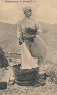 ( CPA AFRIQUE )  CAP-VERT  /  Washerwoman, S. Vicente C. V.  - - Kaapverdische Eilanden