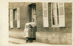 Nesle - Carte Photo D´une Famille Devant Leur Maison - A Situer  - 1912 ( Voir Verso ) - Nesle