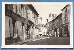 85 - La CHATAIGNERAIE -- Hôtel Du Lion D'Or  Et Rue Centrale - 1945 - La Chataigneraie