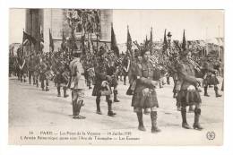 CPA : Fêtes De La Victoire :armée Britannique Sous L'Arc De Triomphe : Les Ecossais ( En Tenue + Cornemuses) - War 1914-18