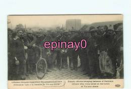 Bf -02 - VIC Sur AISNE - Guerre 14-18 - Officiers Français Rapportant Casques  Allemands Tués à La Bataille - Vic Sur Aisne