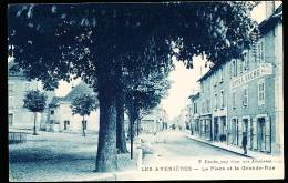 38 LES AVENIERES / La Place Et La Grande Rue / - Les Avenières