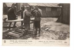 CPA :Arrivée Des Américains En France : Au Camp : Groupe D'Américains Travaillant Du Bois Dans Un Camp - Guerre 1914-18