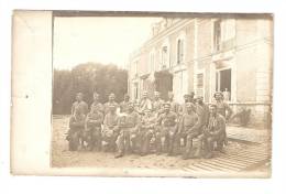 Carte Photo : Groupe De Miliaires ( Blessés) Posant Devant Un Grand Bâtiment : Lieu Indéterminé - Andere & Zonder Classificatie