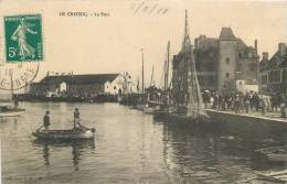 LE CROISIC CANOT DANS LE PORT - Le Croisic