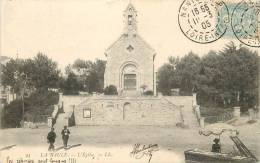 LA BAULE L'EGLISE AVEC MARCHANDE AMBULANTE - La Baule-Escoublac