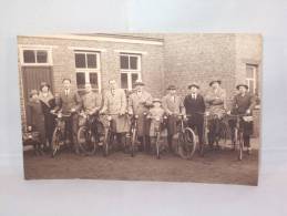 Photo - Carte Postale. Groupe De Cyclistes. Vélos Anciens - Cycling