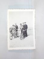 Photo 88 X 62 Mm. Mer Du Nord. Cyclistes Et Tandem - Cyclisme