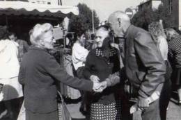 69 LYON Quartier Des Etats Unis Marche Place Du 8 Mai 1945,personnes Agees Se Serrant La Main , Photo Christine Delpal - Lyon 8