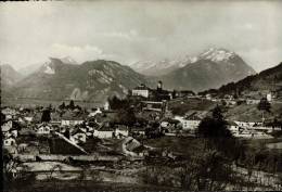 CPSM  FAVERGES    Un Coin Du Village Et Le Mont Charvin - Faverges