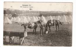 CPA - Campement Anglais : Militaire Nourrissant 2 Chevaux Au 1er Plan, Nombreuses Tentes Au 2ème Plan - Vue Peu Commune - Oorlog 1914-18