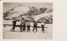 Carte Postale Photo De Skieurs En SUISSE ? Ou AUTRICHE ? ALLEMAGNE ? A LOCALISER A SITUER - SKI-SPORT HIVER - - Deportes De Invierno