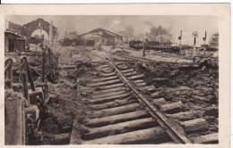 Carte Postale Photo GARE En Ruine-BAHNHOF-Chemin De Fer-Train-Voie Ferrée-A SITUER A LOCALISER- ?? - Stazioni Con Treni