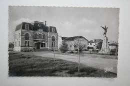 33 -  Gujan Mestras - La Mairie Et Le Monument Aux Morts - Gujan-Mestras