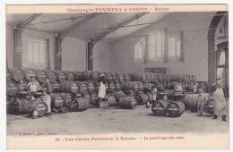 CPA - REIMS (Marne) - REIMS - Champagne POMMERY & GRENO - Les Caves Pommery à Reims. Le Soutirage Des Vins - Reims