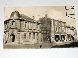 Carte Postale Ancienne : LESPARRE : Place Du Marechal Foch Et La Poste , Animé - Lesparre Medoc