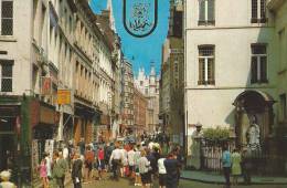 Bruxelles - Rue De L'Ecuyer Avec Manneken-Pis - Pas Circulé - Environ 1960 - Très Animée - TBE - Famous People