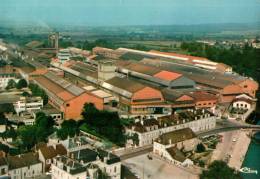 CPM  GUEUGNON         Un Coin De La Ville  Avec Les Forges - Gueugnon