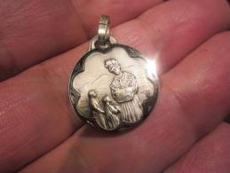 JOLI MEDAILLE " NOTRE DAME DE LA SALETTE " METAL ARGENT VOIR PHOTOS - Pendants