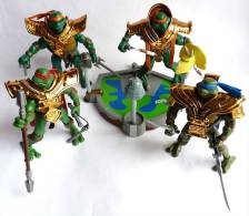 FIGURINE TORTUES NINJA - TEENAGE NINJA TURTLES MUTANT -  LOT DE 4 FIGURINES AVEC UN PLAYSET - Le Tartarughe Ninja