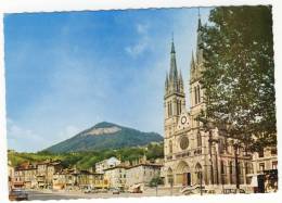 VOIRON - La Cathédrale St Bruno . Au Fond  " La Vouise"  -     CPM Dentelée. - Voiron