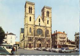 BOURGOIN  - L'Eglise  - Nombreuses Voitures Années 60.     CPM Dentelée. - Bourgoin