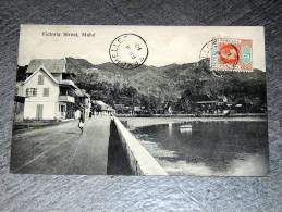 Carte Postale Ancienne : SEYCHELLES : MAHE : Victoria Street , Animé Avec Timbre - Seychellen