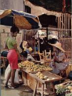 (678) France - Martinique - Machand De Fruits In Markets - Mercanti