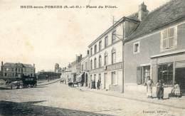 Briis Sous Forges - Place Du Pilori - On Voit Sur Le Cluiché Une Diligence En Deuxième Plan - Briis-sous-Forges