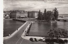 Trois (3) Cartes Les Ponts De Genève En 1952-55 / Quelques Vieilles Voitures, Un Tram, Des Piétons: - GE Genève