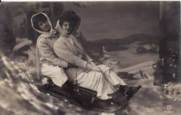 Carte Postale Photo 2 Femmes Sur Une Luge - SPORT HIVER - VOIR 2 SCANS - Photographs