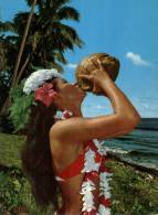 (234) Older Tahiti Postcard - French Polynesia - Polynésie Francaise - Tahitian Women And Coconut - Frans-Polynesië