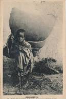 ( CPA AFRIQUE )  ETHIOPIE  /  ABYSSINIE  /  Petite Fille Apportant De La Paille Dans Une " Nétséla " ( Toge) - - Ethiopië