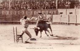 Corrida De Toros  Banderilles Sur La Chaise      (51835) - Tauri