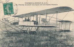 TOUSSUS LE NOBLE - Aviation - M. Fourny Donnant Une Leçon Sur Biplan Farman - Toussus Le Noble