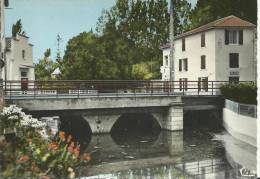 VOUILLÉ-LA-BATAILLE.  Le Pont Sur L'Auxance, L'Hôtel Du Cheval Blanc Et Le Cinéma - Vouille