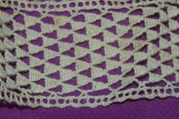 DENTELLE BRODERIE Ancienne Géométrique  0.80 M X 3.2 Cms De Large - Laces & Cloth