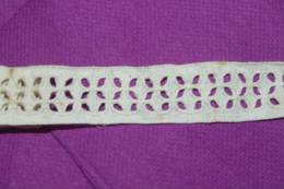 DENTELLE BRODERIE ANGLAISE Ancienne 1.27 M X 1.8 Cms De Large - Dentelles Et Tissus