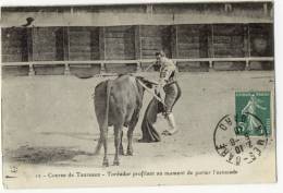 Série Course De Taureaux  F G. N° 12 - Toréador Profilant Au Moment De Porter L'estocade - Corridas