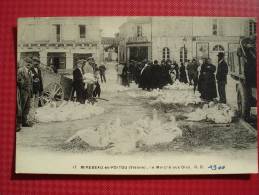 CPA 86 - MIREBEAU EN POITOU - Le Marché Aux Oies (animée...) - Mirebeau