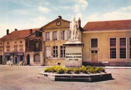 CPSM DAMVILLERS MEUSE PLACE MARECHAL GERARD STATUE  CIM - Damvillers