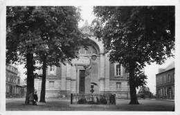 02 VERVINS LE PALAIS DE JUSTICE ET LE MONUMENT AUX MORTS - Vervins