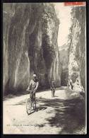 CPA  ANCIENNE- FRANCE- YENNE (73)- LES GORGES AVEC CYCLISTES EN GROS PLAN- - Yenne