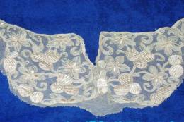 COL DENTELLE Sur TULLE BRODERIE Ancienne Et PASSEMENTERIE - Dentelles Et Tissus